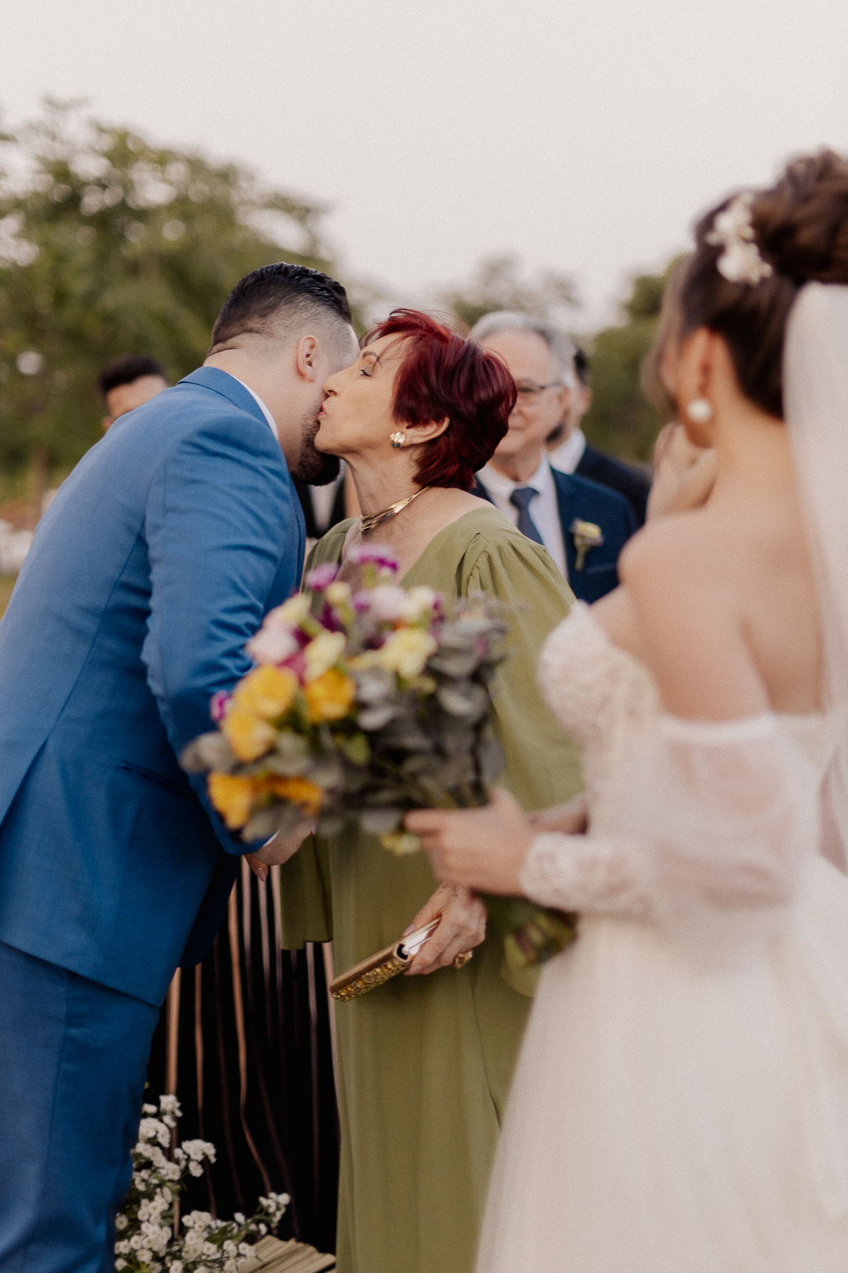 Entrada da noiva em casamento de dia ao ar livre em maringá