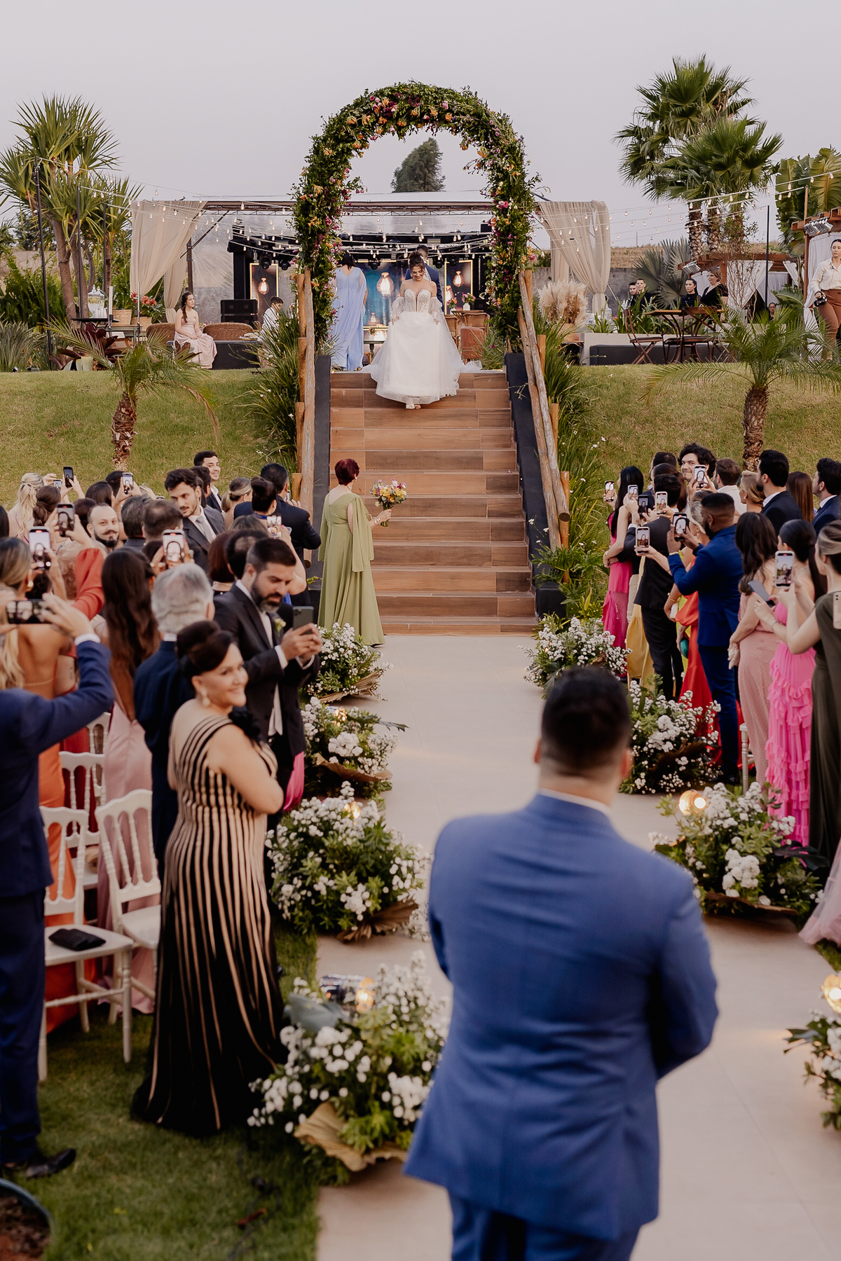 Entrada da noiva em casamento de dia ao ar livre em maringá