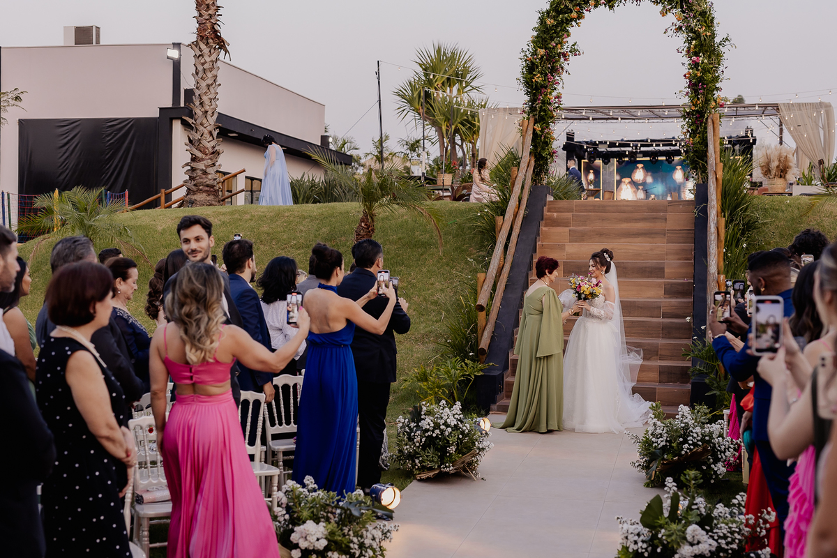 Entrada da noiva em casamento de dia ao ar livre em maringá