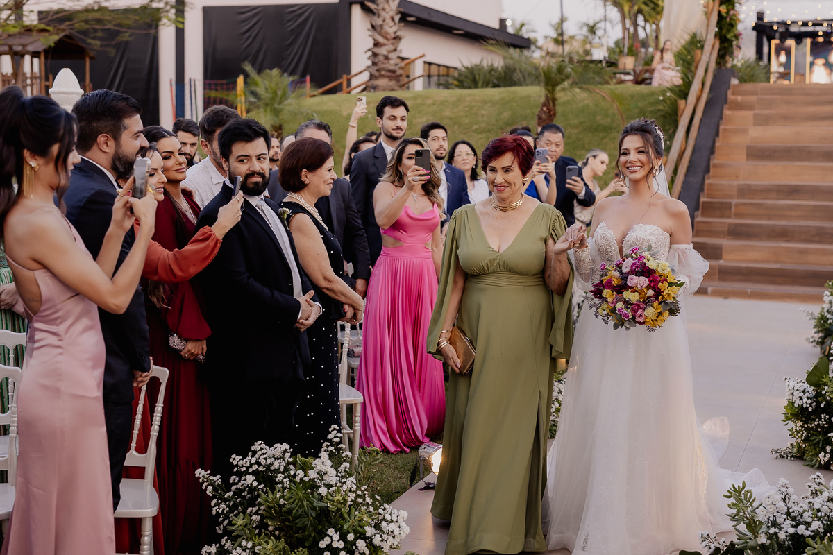 Entrada da noiva em casamento de dia ao ar livre em maringá