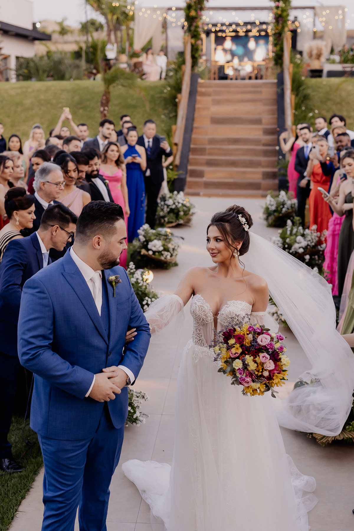 Entrada da noiva em casamento de dia ao ar livre em maringá