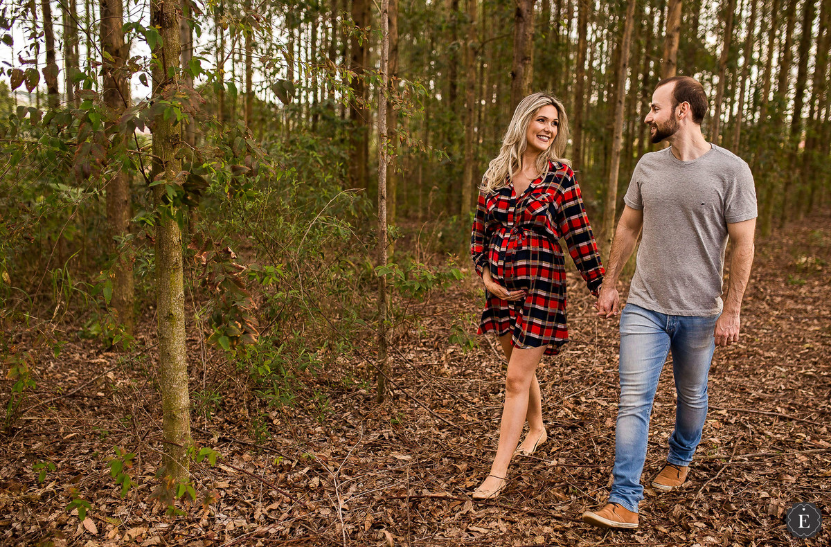 casal andando em fotos de gestante no eucalipto no parana