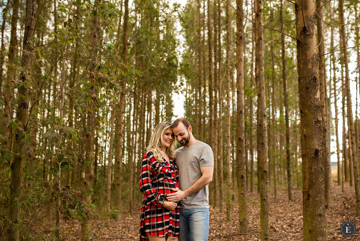 casal abraçados em fotos de gestante em cianorte parana