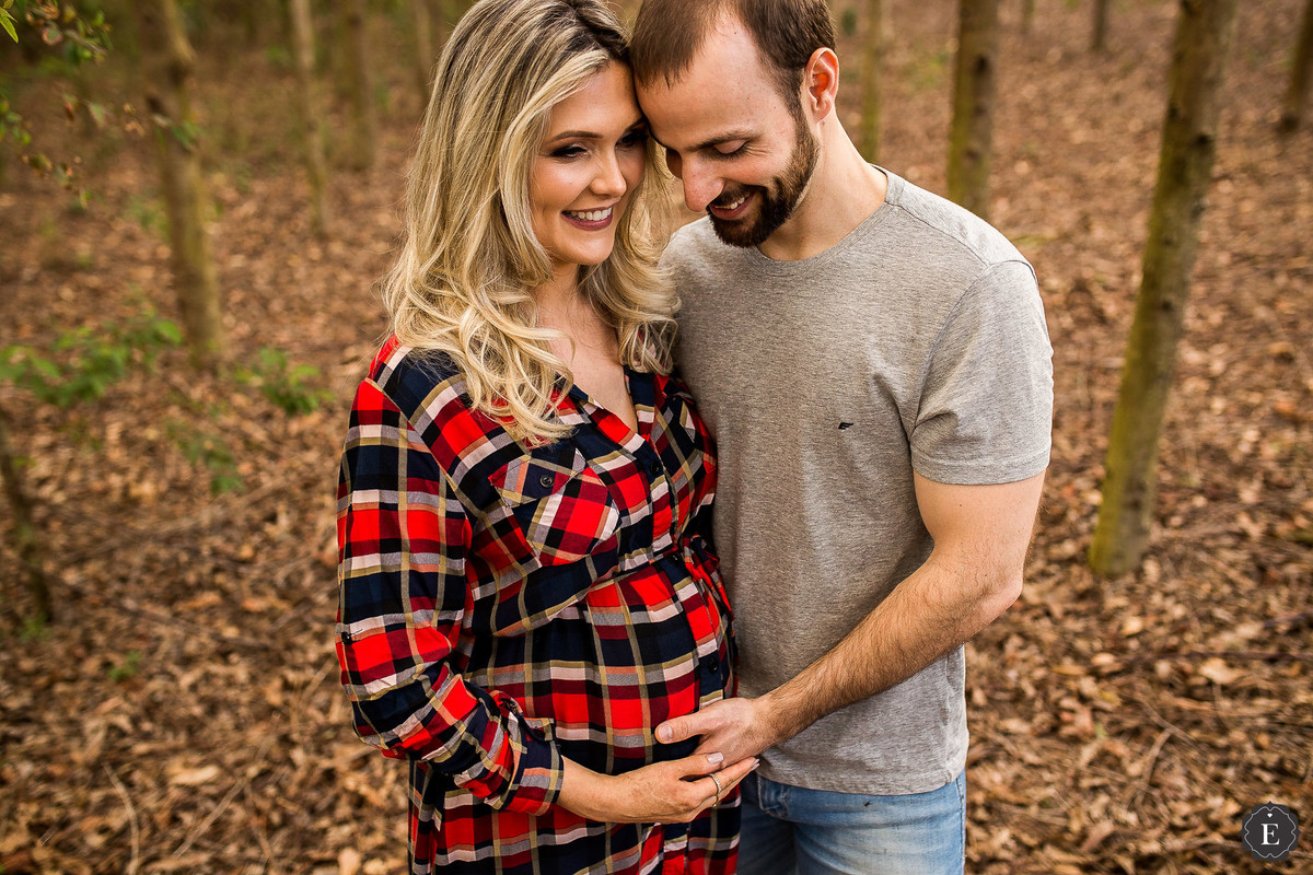 casal feliz em fotos de gestante criativas no parana