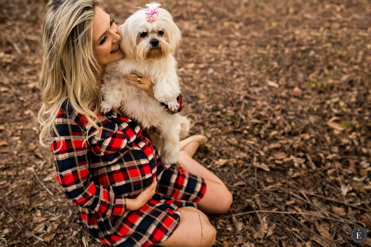 fotos criativas de gestante com cachorro ao ar livre em cianorte