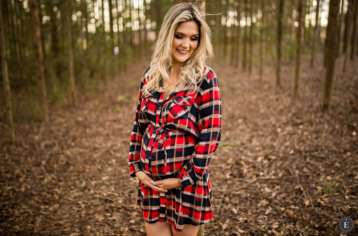 mamãe feliz em fotos criativas em eucaliptos em cianorte parana