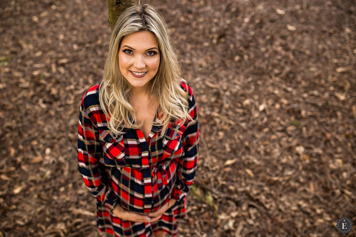 gravida de 29 semanas em ensaio de fotos ao ar livre