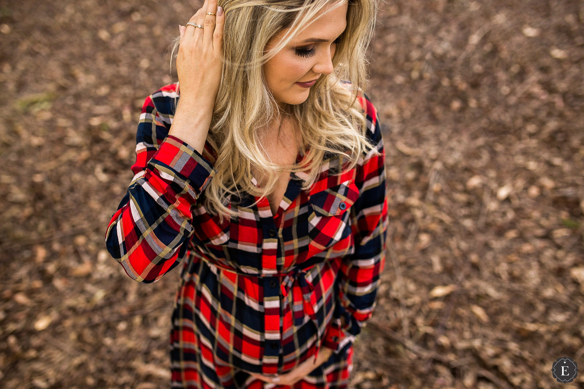 gestante de vestido xadrez em fotos ao ar livre no parana