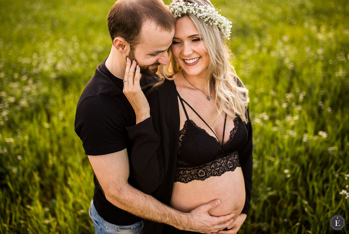 casal sorrindo em ensaio de gestante em cianorte parana