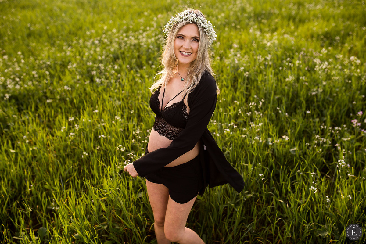 linda gestante com top de renda e coroa de flores em ensaio de fotos criativas