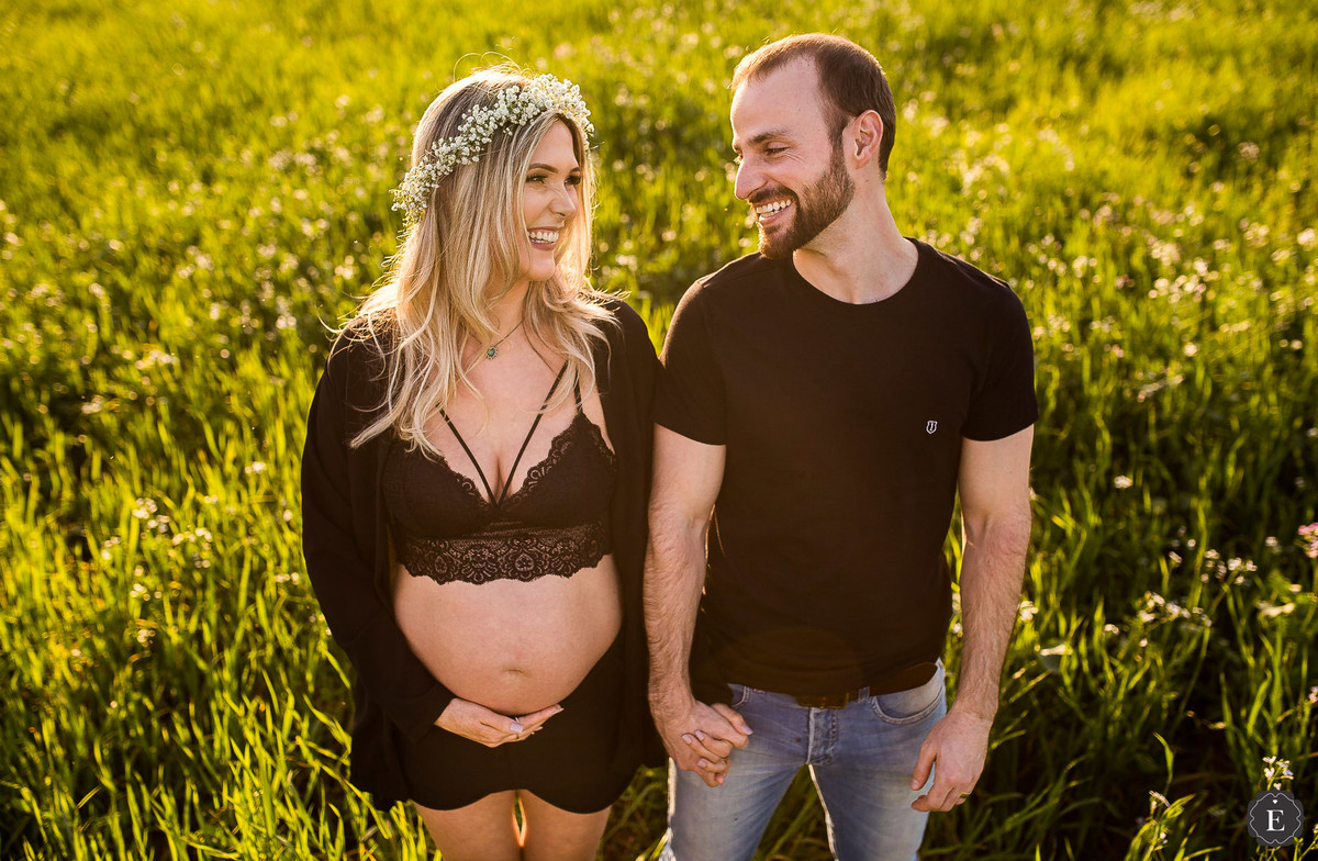casal de grávidos em ensaio de família em ciarnote parana