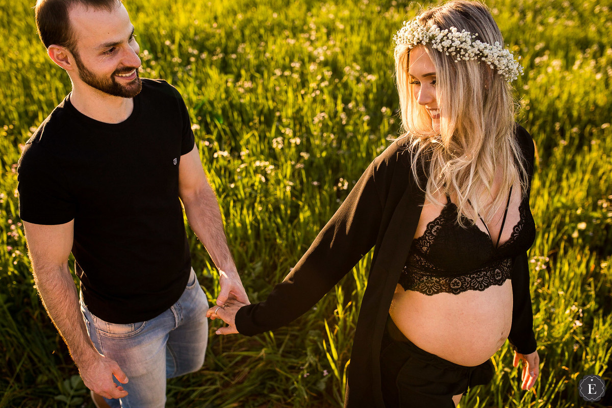 casal andando em plantação no ensaio de gestante em cianorte