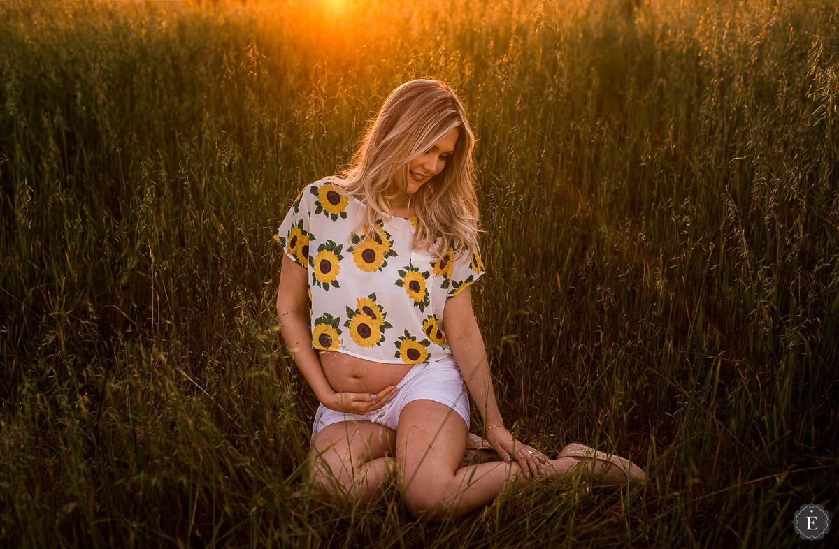 linda gestante de 29 semanas em fotos ao ar livre com por do sol