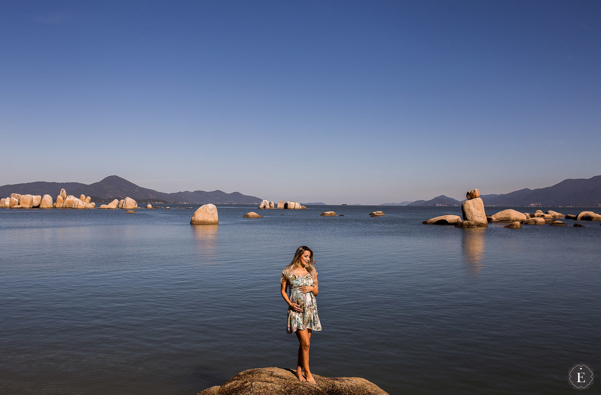 fotos de gestante com vestido curto na praia sc