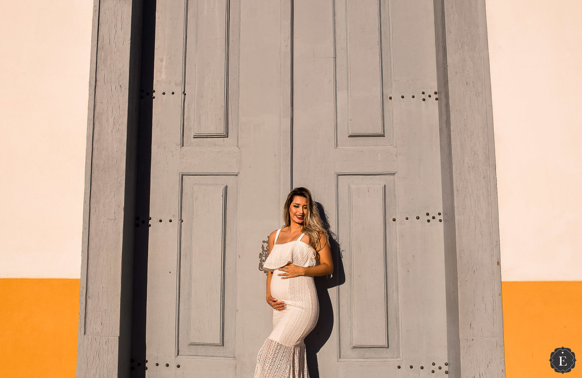 linda gestante com vestido branco em ensaio de fotos