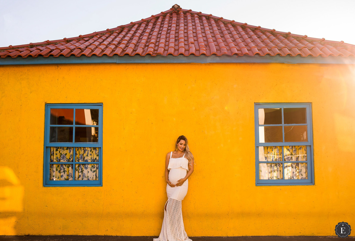 linda gestante usando vestido branco em fotos