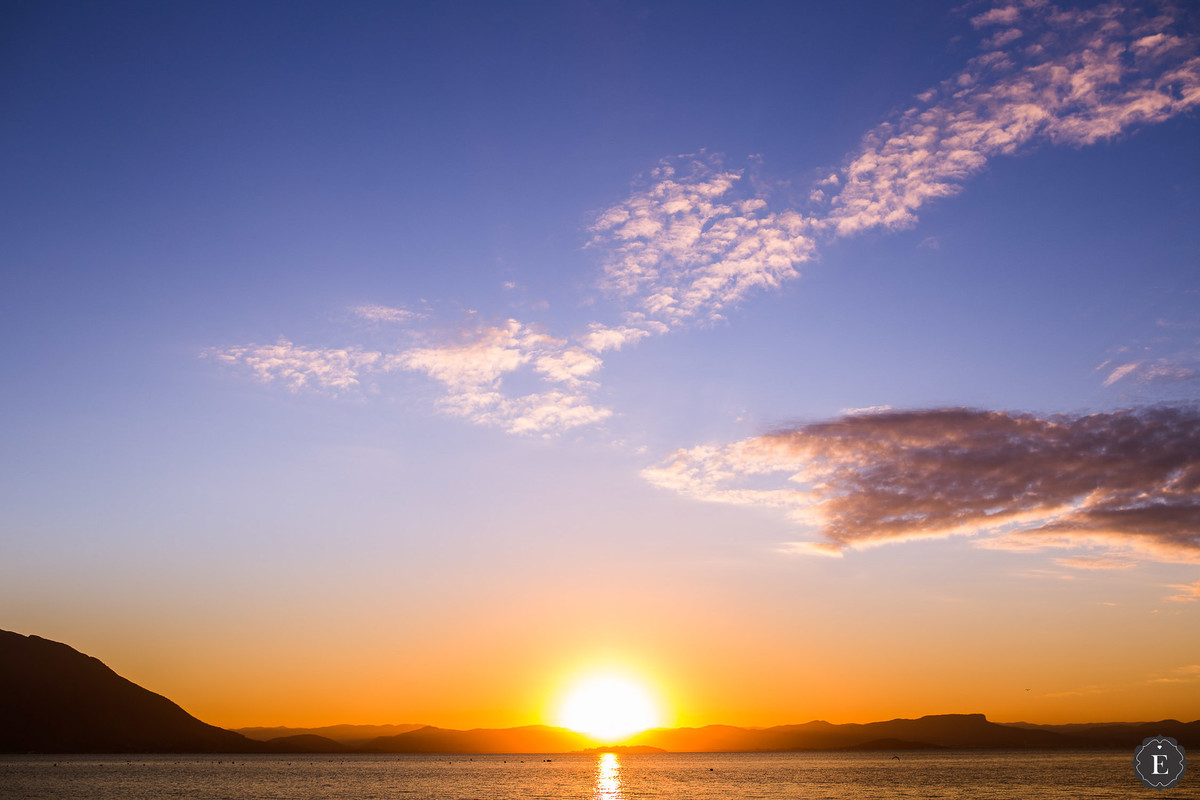 linda foto no por do sol na praia em floripa