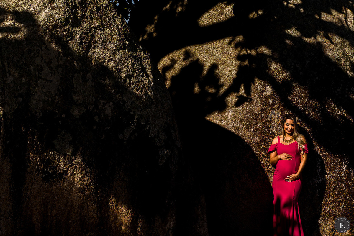 linda gestante com vestido pink em fotos na praia