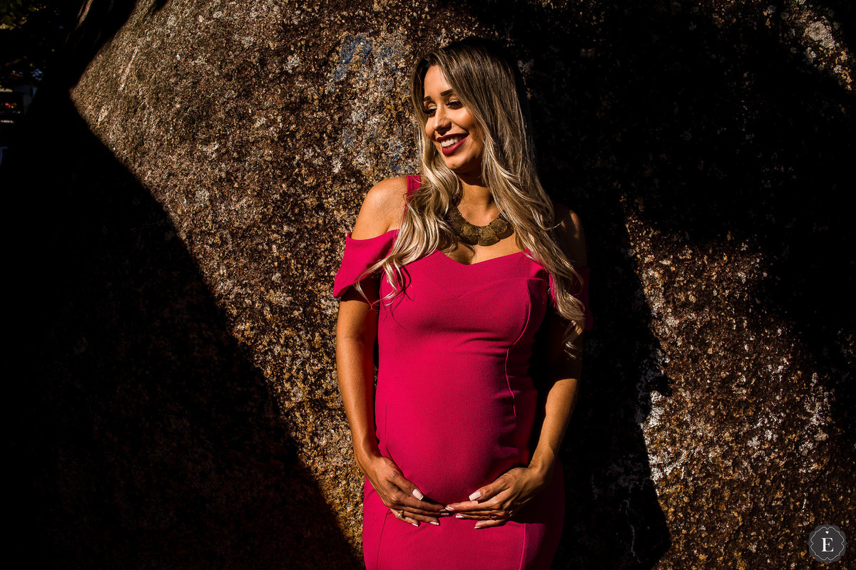 gestante com vestido lindo rosa em fotos na praia