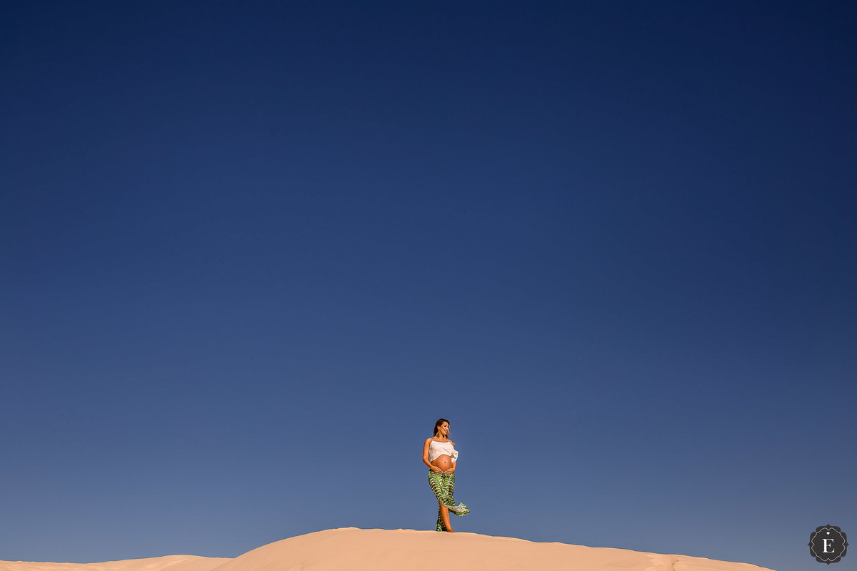linda gestante em foto criativa nas dunas de florianopolis