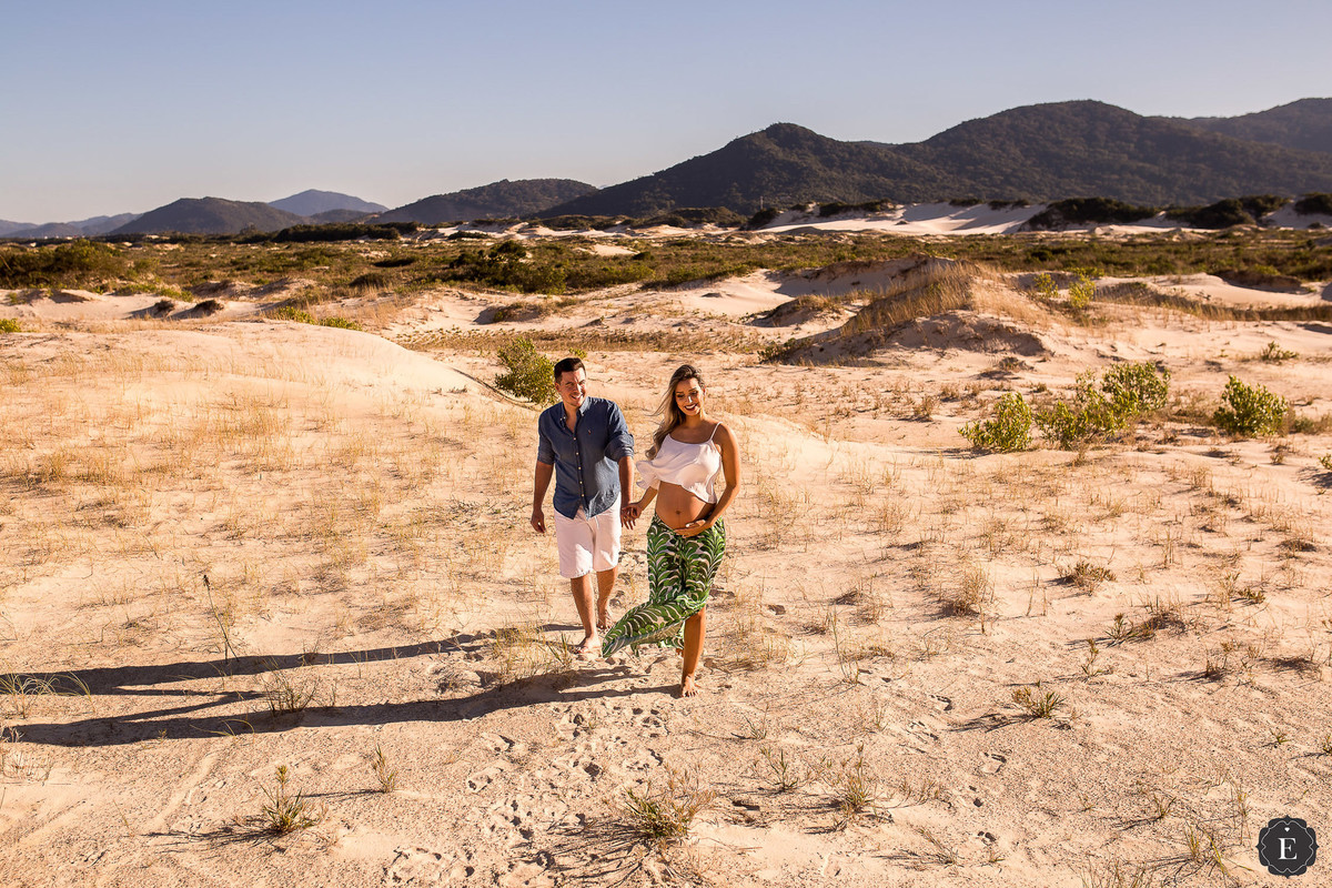 casal caminhando em lindas fotos de gestante nas dunas de floripa
