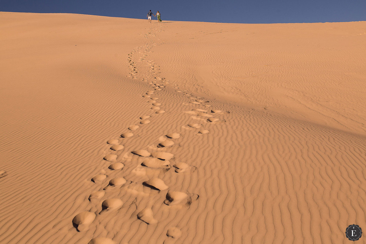 pegadas na areia do casal em fotos do ensaio de gestante nas dunas de floridacasa