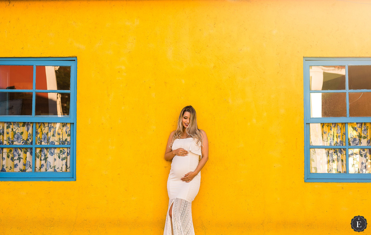 gestante usando vestido branco em fotos em florianopolis