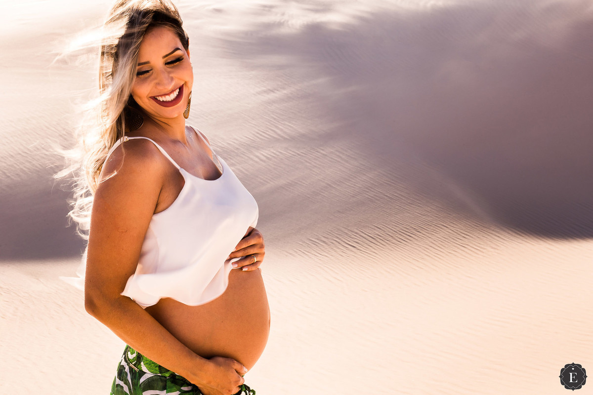 linda foto de gestante nas dunas de areia