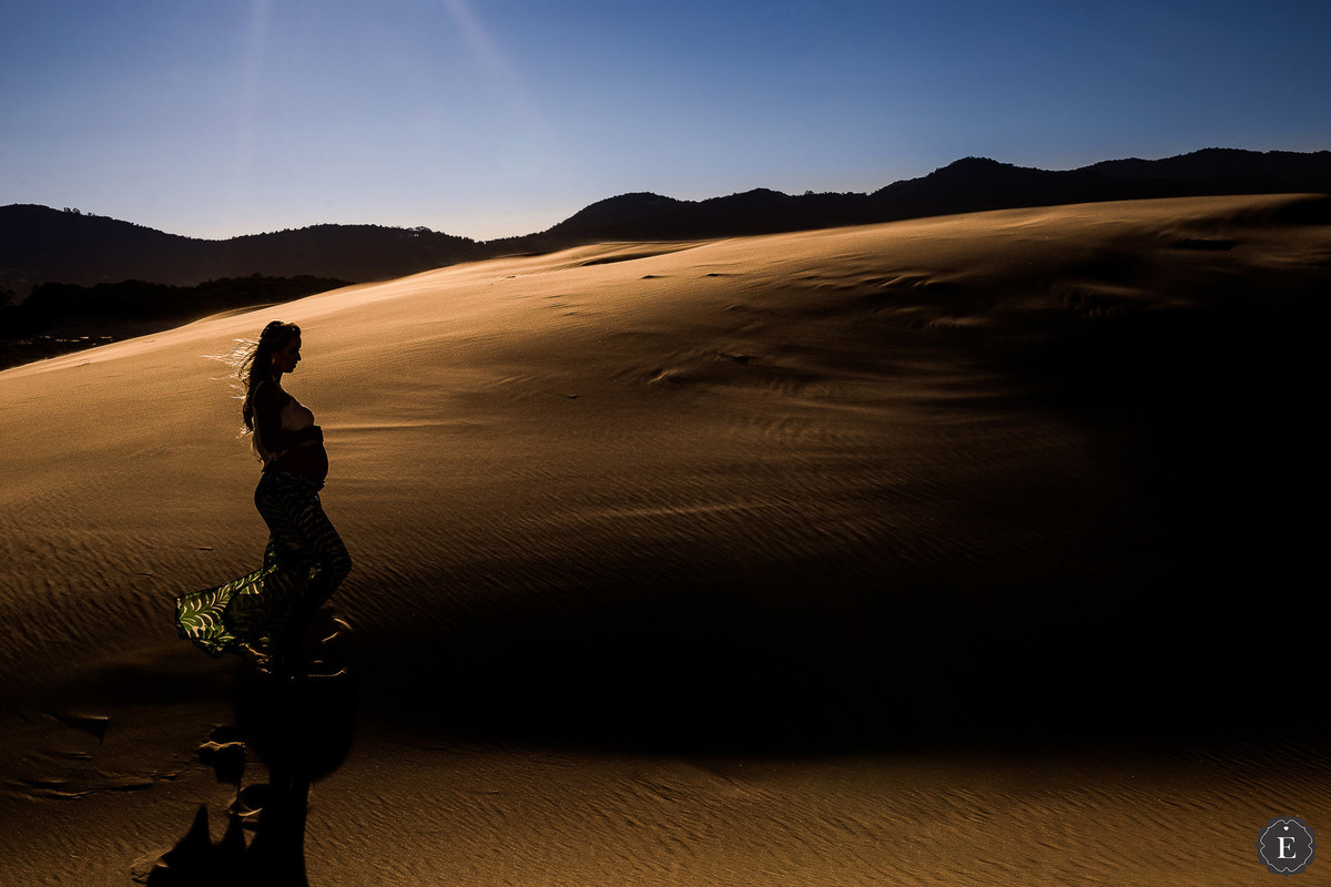 linda gestante em foto criativa nas duas