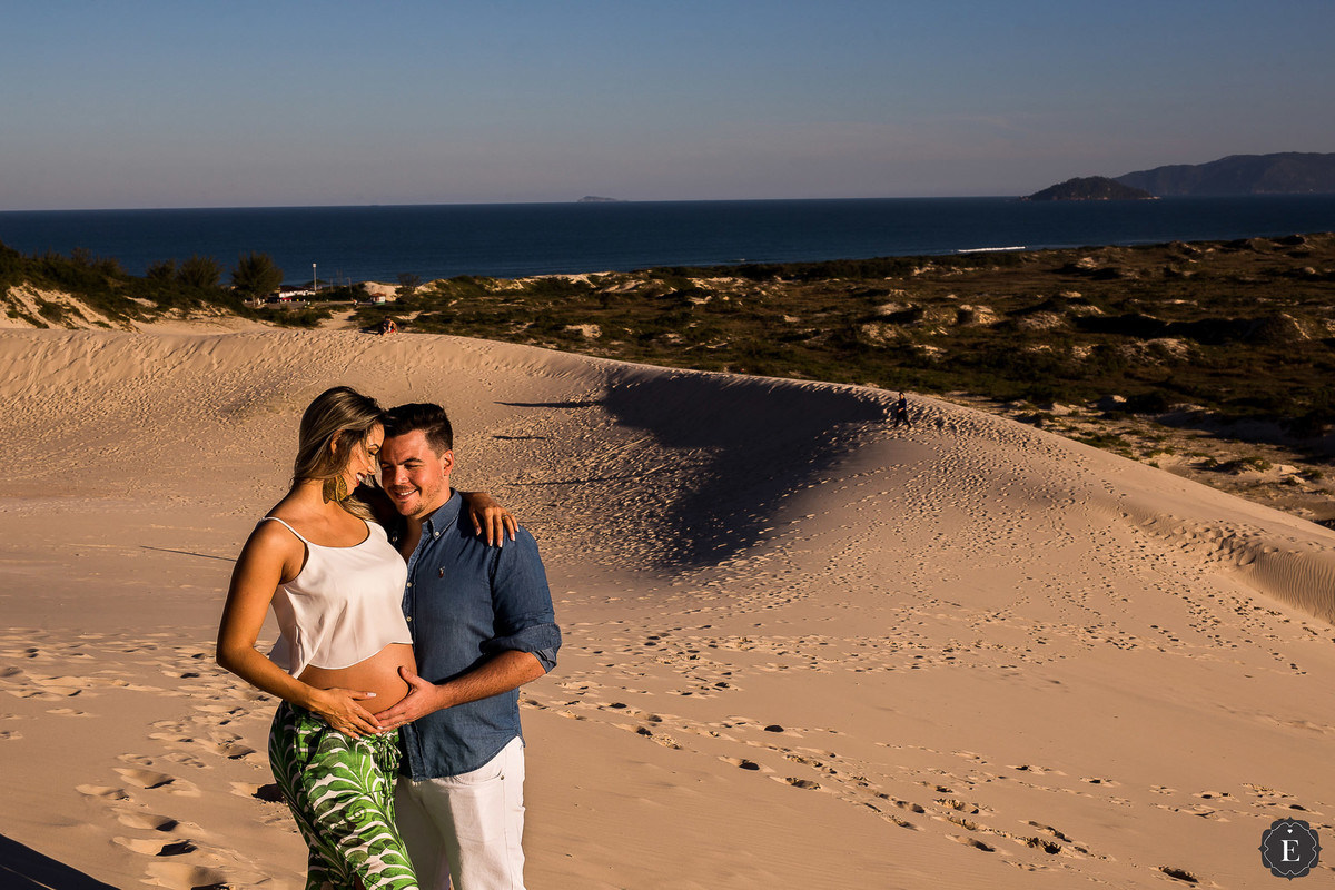 lindo casal em ensaio de fotos nas dunas da joaquina sc
