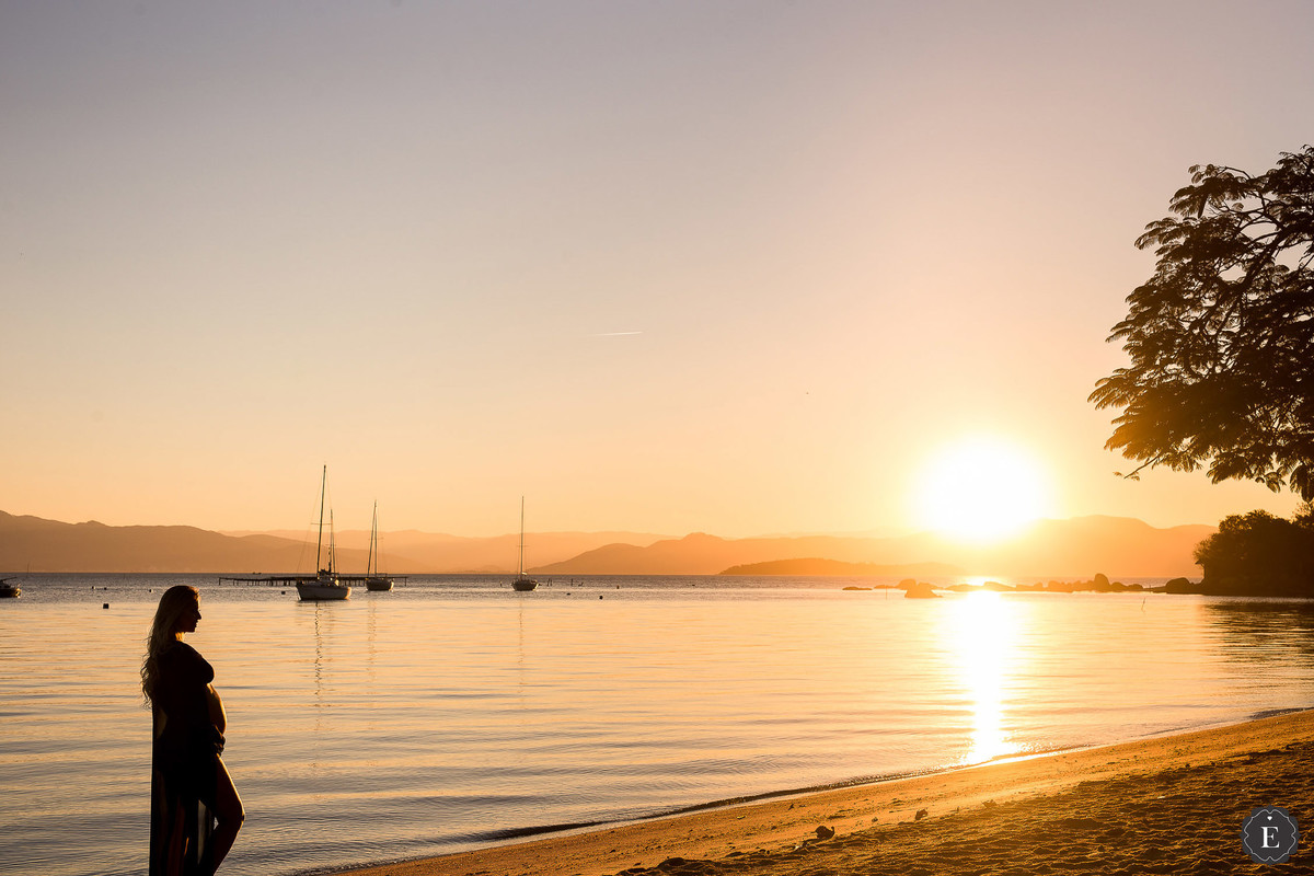 lindo por do sol em ensaio de gestante na praia em santo antonio de lisboa florianopolis