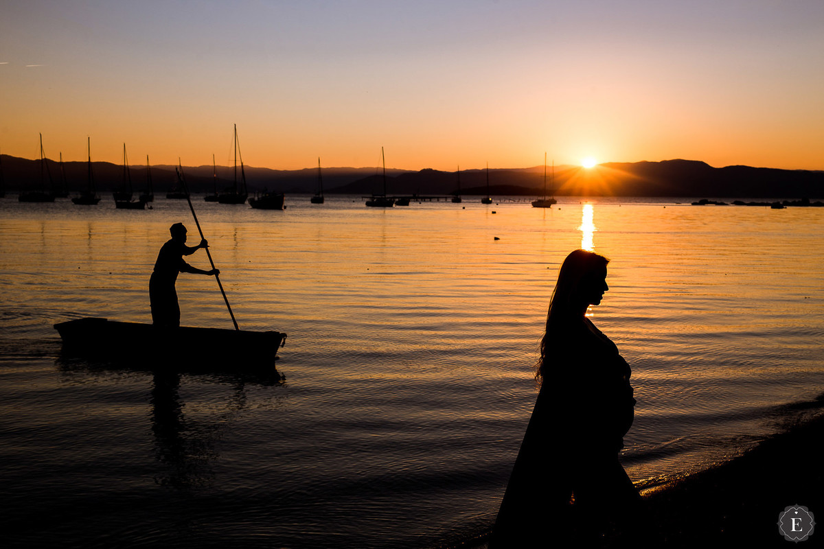gestante linda em fotos no por do sol na praia