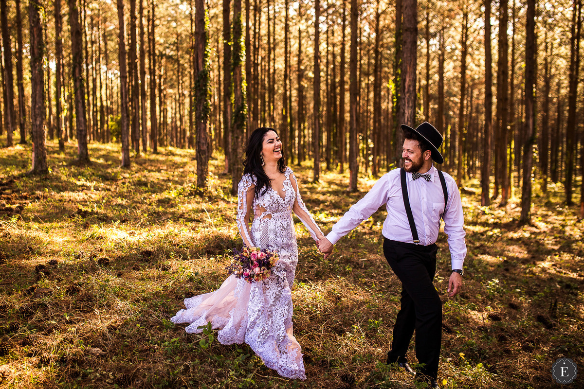 casal feliz com roupas de casamento retro no parana