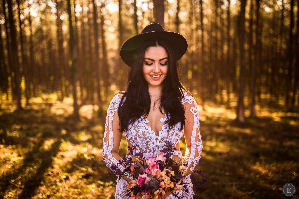 noiva maravilhosa com seu buque de suculentas