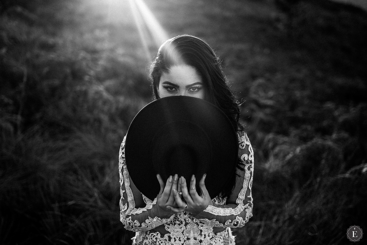 noiva estilosa com seu chapéu vintage