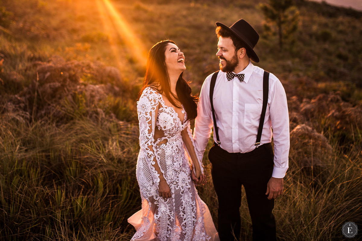noiva com seu vestido de renda vintage e noivo com suspensório e gravata borboleta no parana