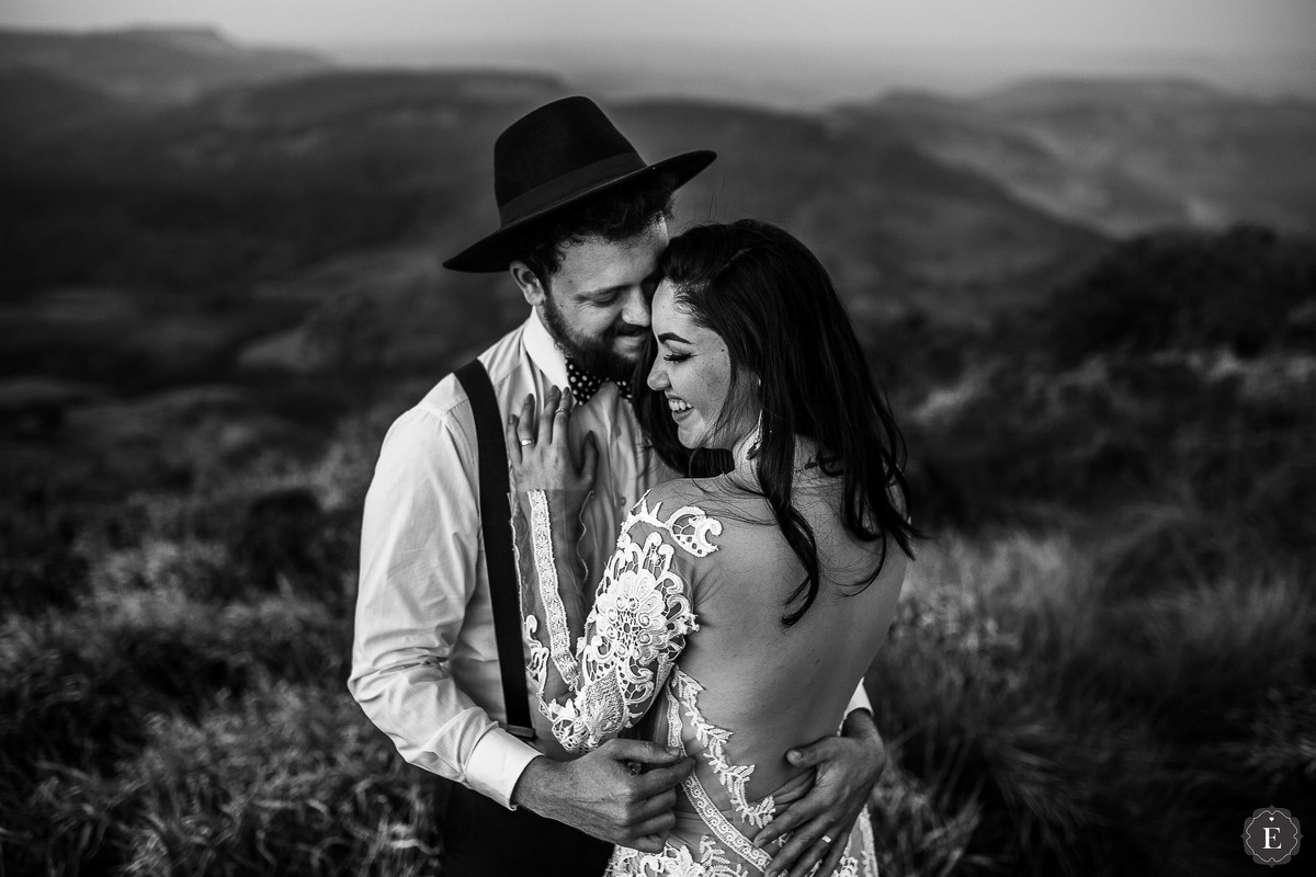 noivo de chapéu abraçando sua noiva estilosa em maua da serra