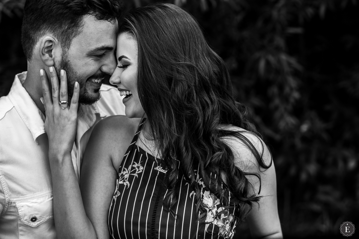 casal apaixonado em fotos do pre wedding