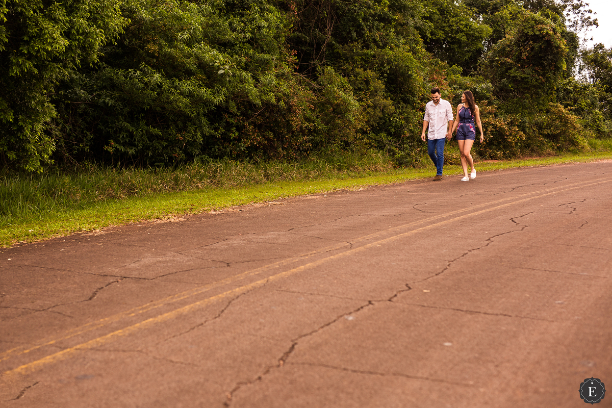 casal andando na estrada em ensaio de fotos em cianorte parana