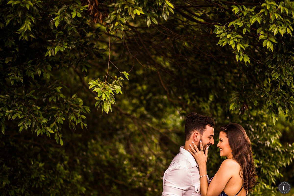 noivo e noiva felizes no ensaio pre casamento em cianorte
