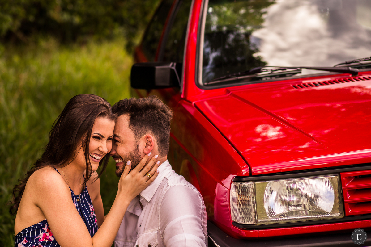 casal apaixonado com seu carro gol em fotos do pre wedding em cianorte