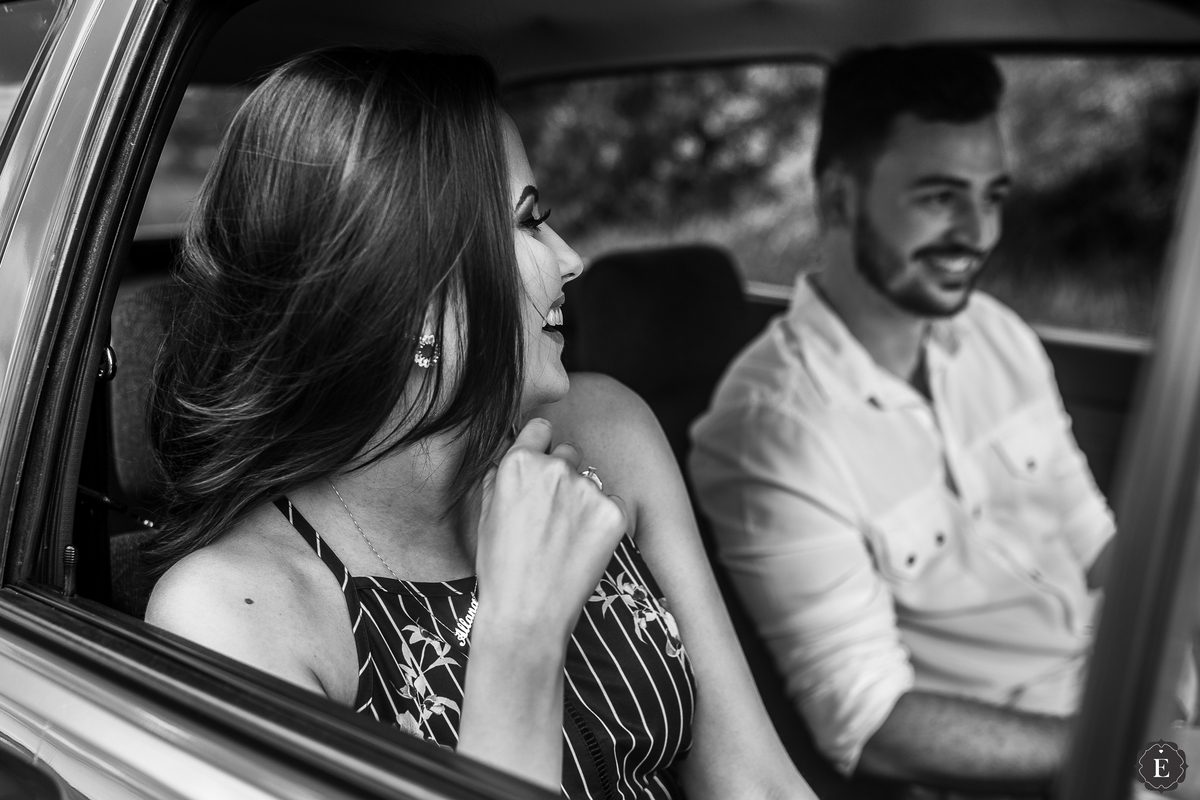 noiva sorrindo para o seu noivo dentro do carro