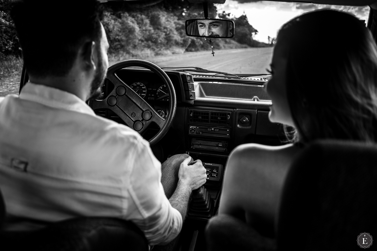 noivo dirigindo em ensaio de fotos diferente com carro