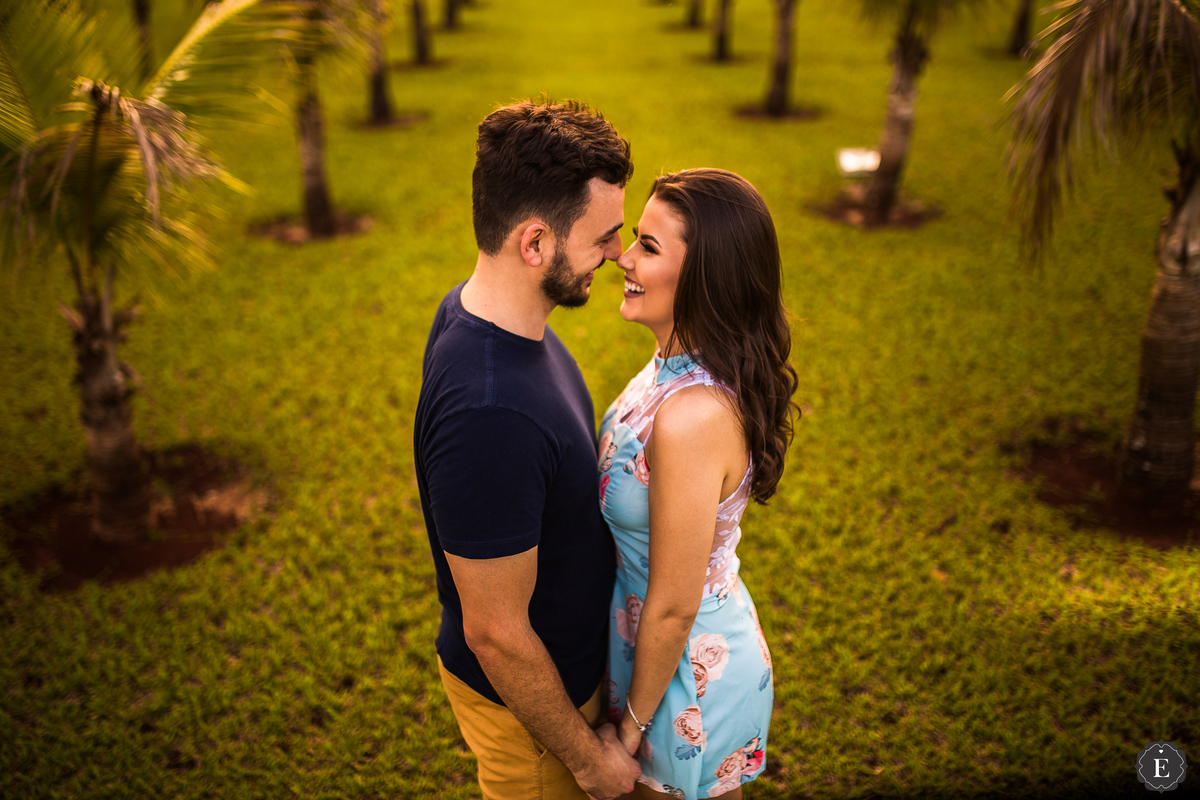 noivo e noiva se olhando felizes em ensaio de fotos de casamento