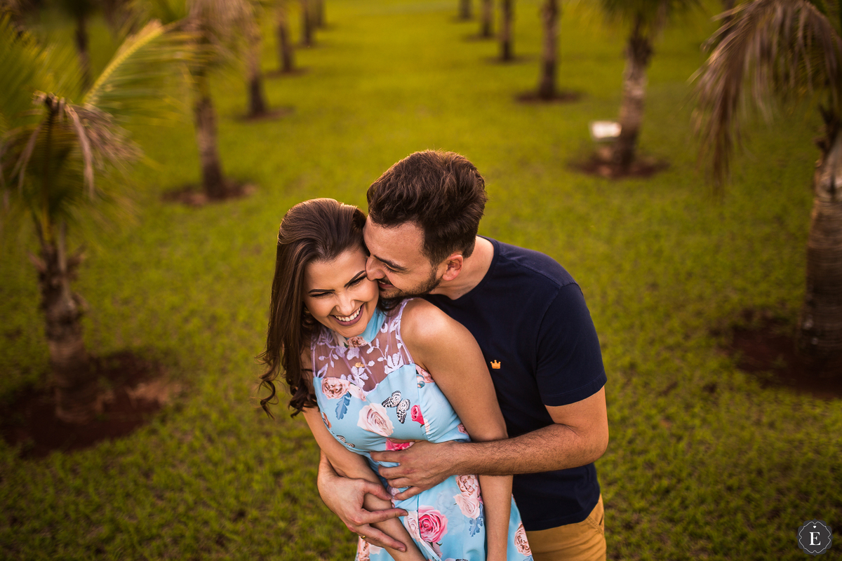 casal felizes nas fotos de pré casamento em cianorte