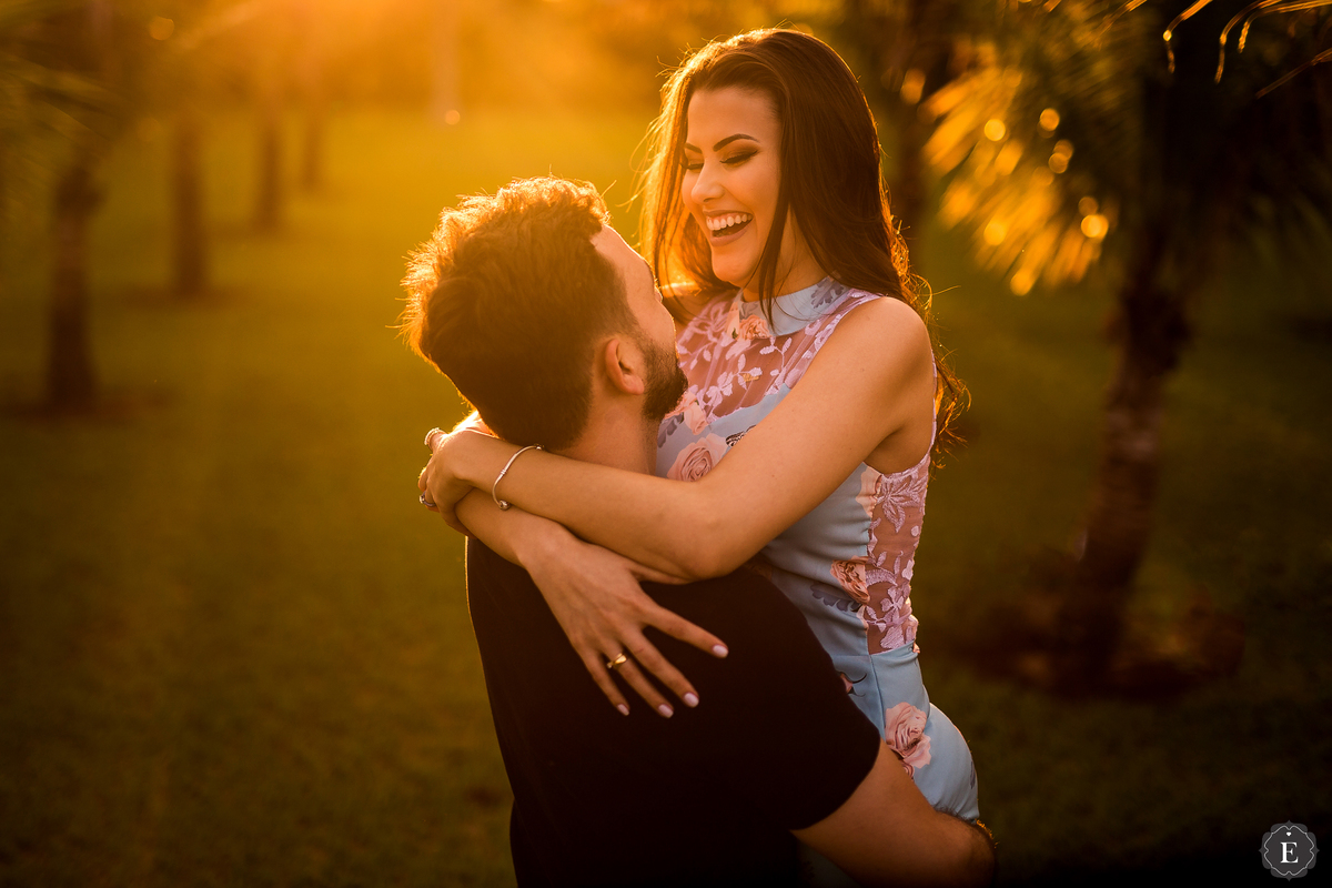 noivos felizes no ensaio de fotos de casal