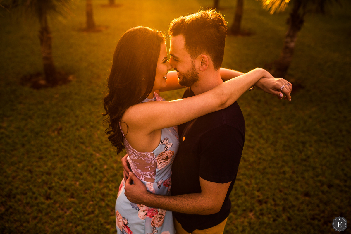 casal abraçados em foto romântica de pre wedding