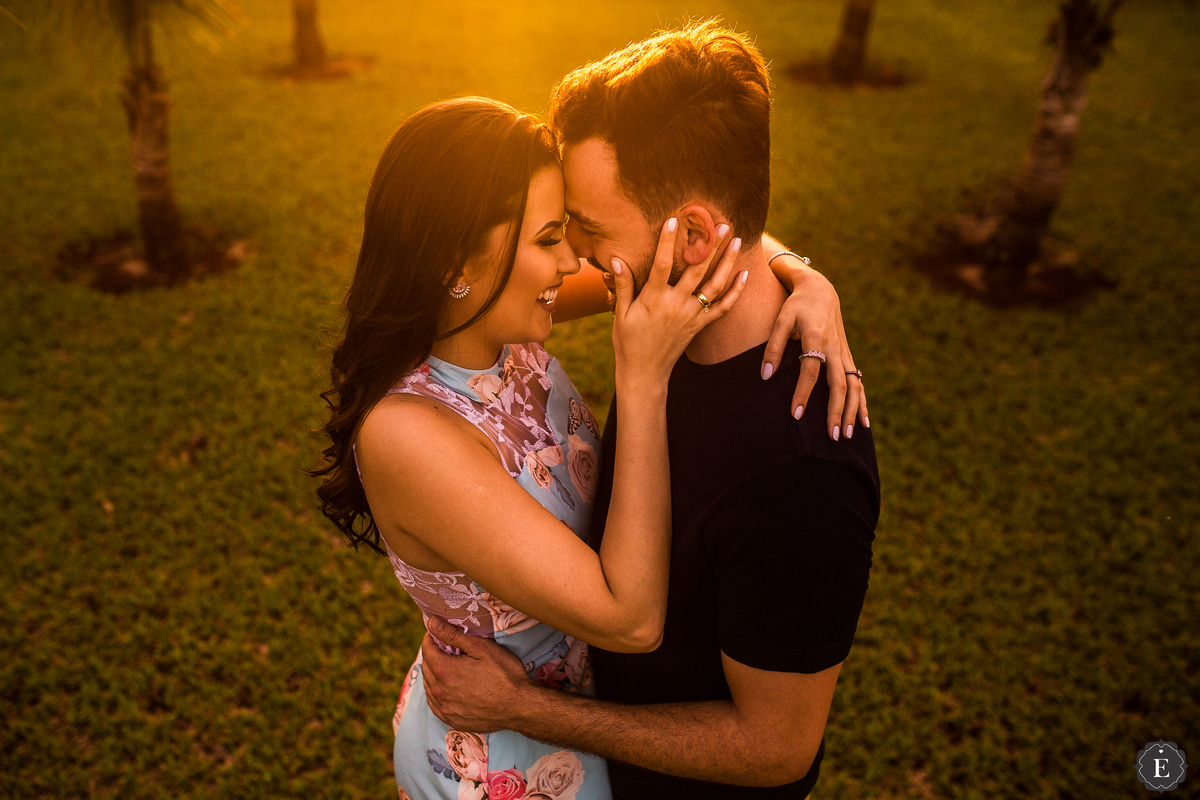 noiva sorrindo para seu noivo nas fotos do seu ensaio em cianorte