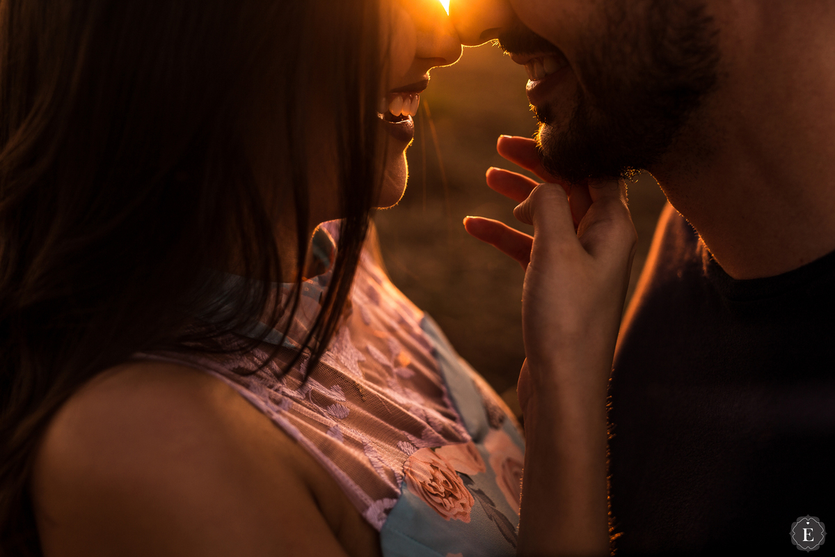 noivo e noiva apaixonados em ensaio de fotos românticas de casal