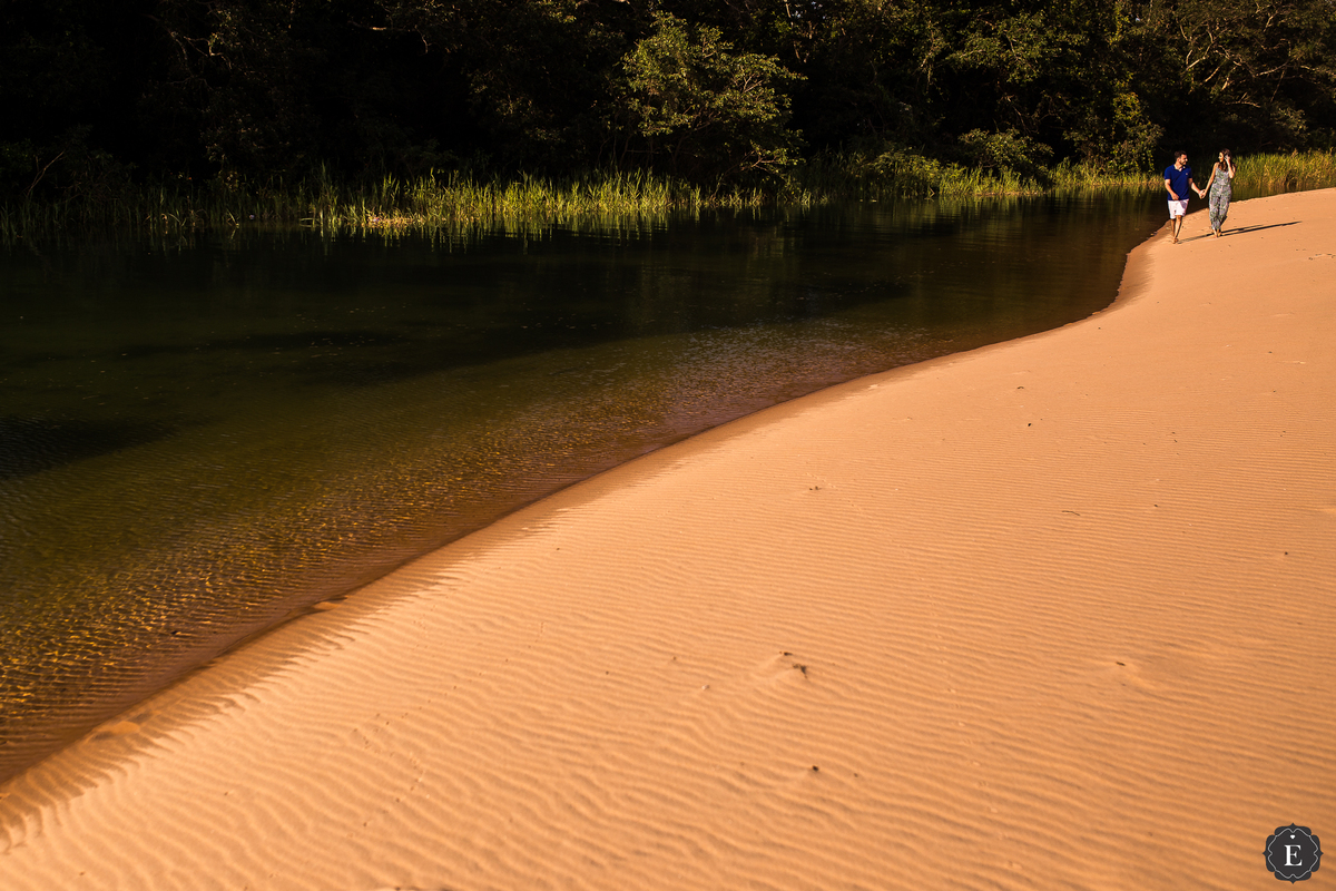 casal apaixonada em fotos diferentes na prainha de porto rico pr